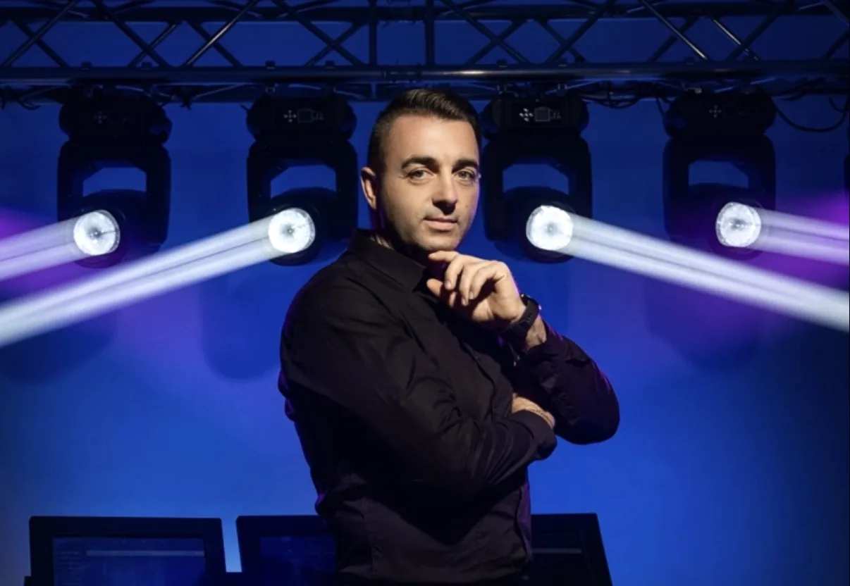 DJ Дидо пред движещите се глави на сцената