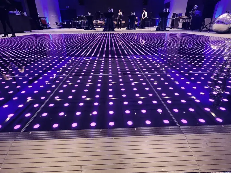LED дансинг в лилаво