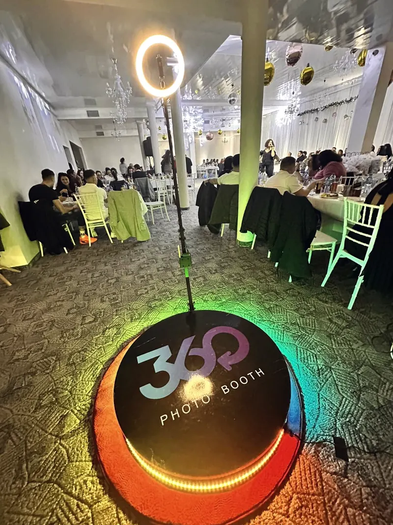 360 селфи платформа с ринг лампа в сватбена зала