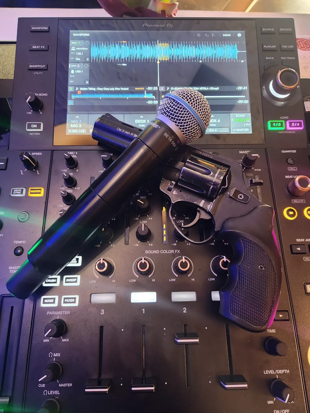 Микрофон върху DJ пулта